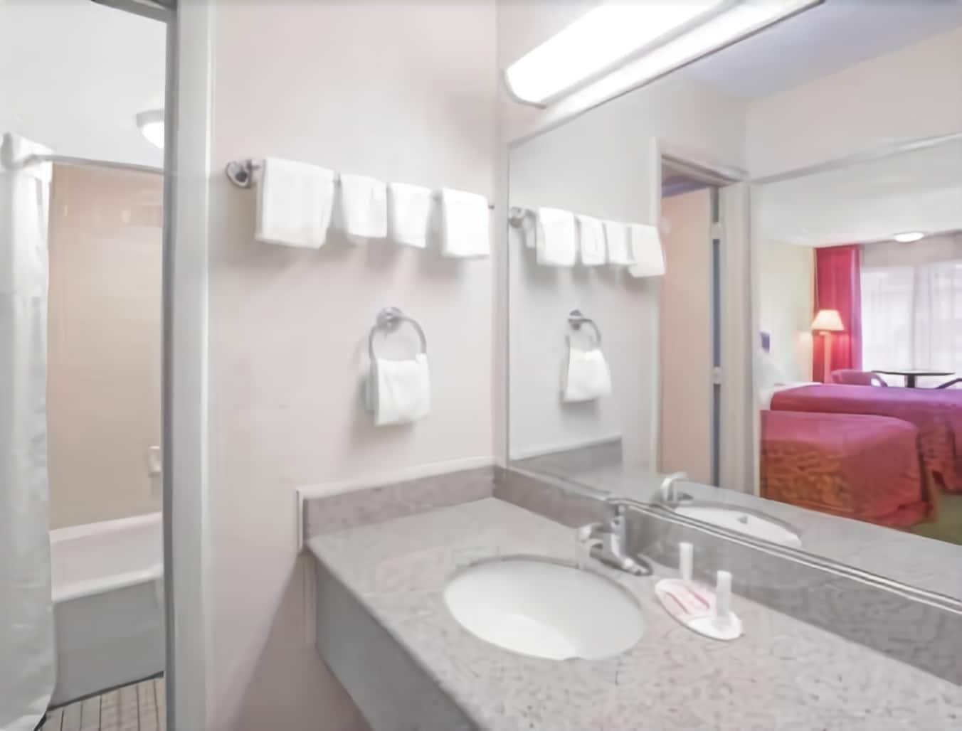 Days Inn By Wyndham Wilmington / University Екстериор снимка