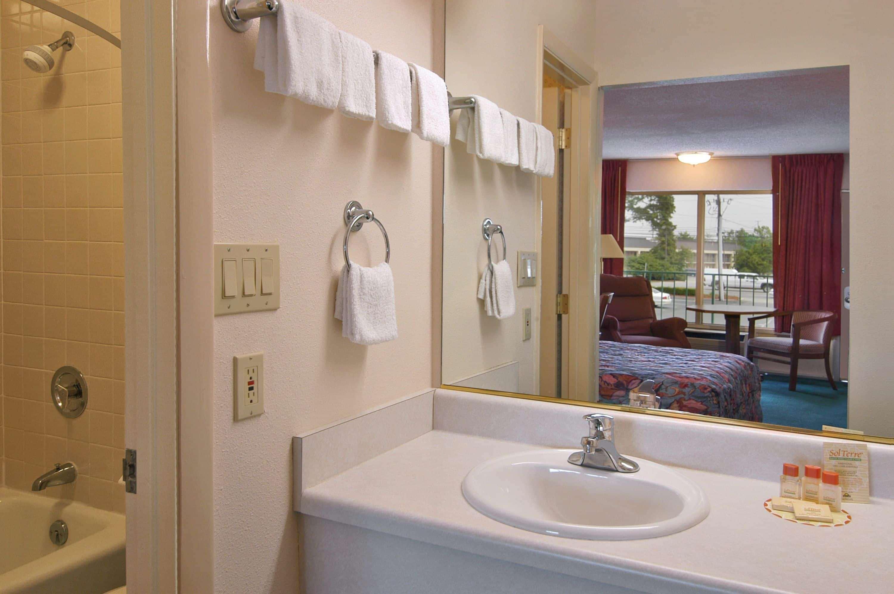 Days Inn By Wyndham Wilmington / University Екстериор снимка